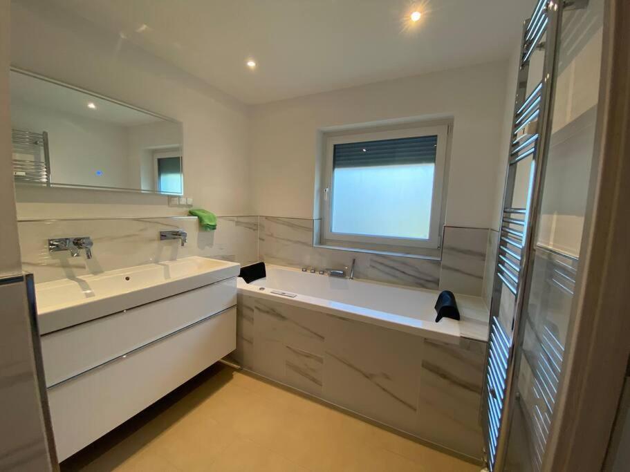 הופהיים אם טאונוס Luxury Apartment With Air Conditioning & Jaccuzzi Near Frankfurt Wiesbaden מראה חיצוני תמונה