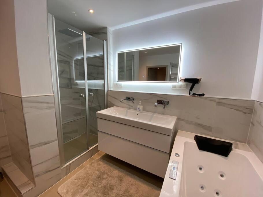 הופהיים אם טאונוס Luxury Apartment With Air Conditioning & Jaccuzzi Near Frankfurt Wiesbaden מראה חיצוני תמונה