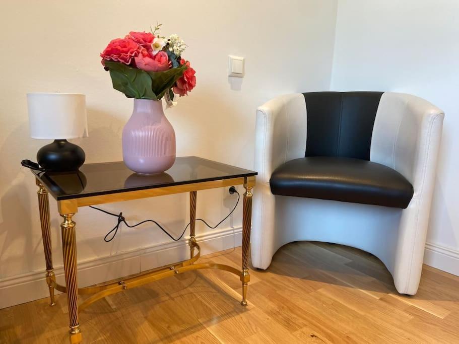 הופהיים אם טאונוס Luxury Apartment With Air Conditioning & Jaccuzzi Near Frankfurt Wiesbaden מראה חיצוני תמונה